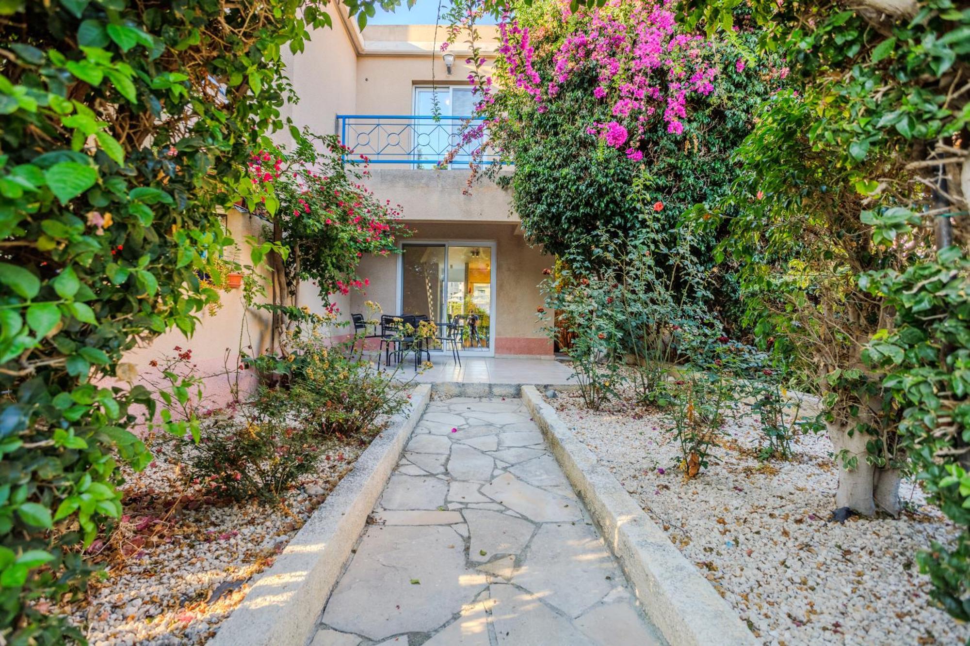 Seaside Sun Kissed House With Pool In Tourist Area Hébergement de vacances Paphos