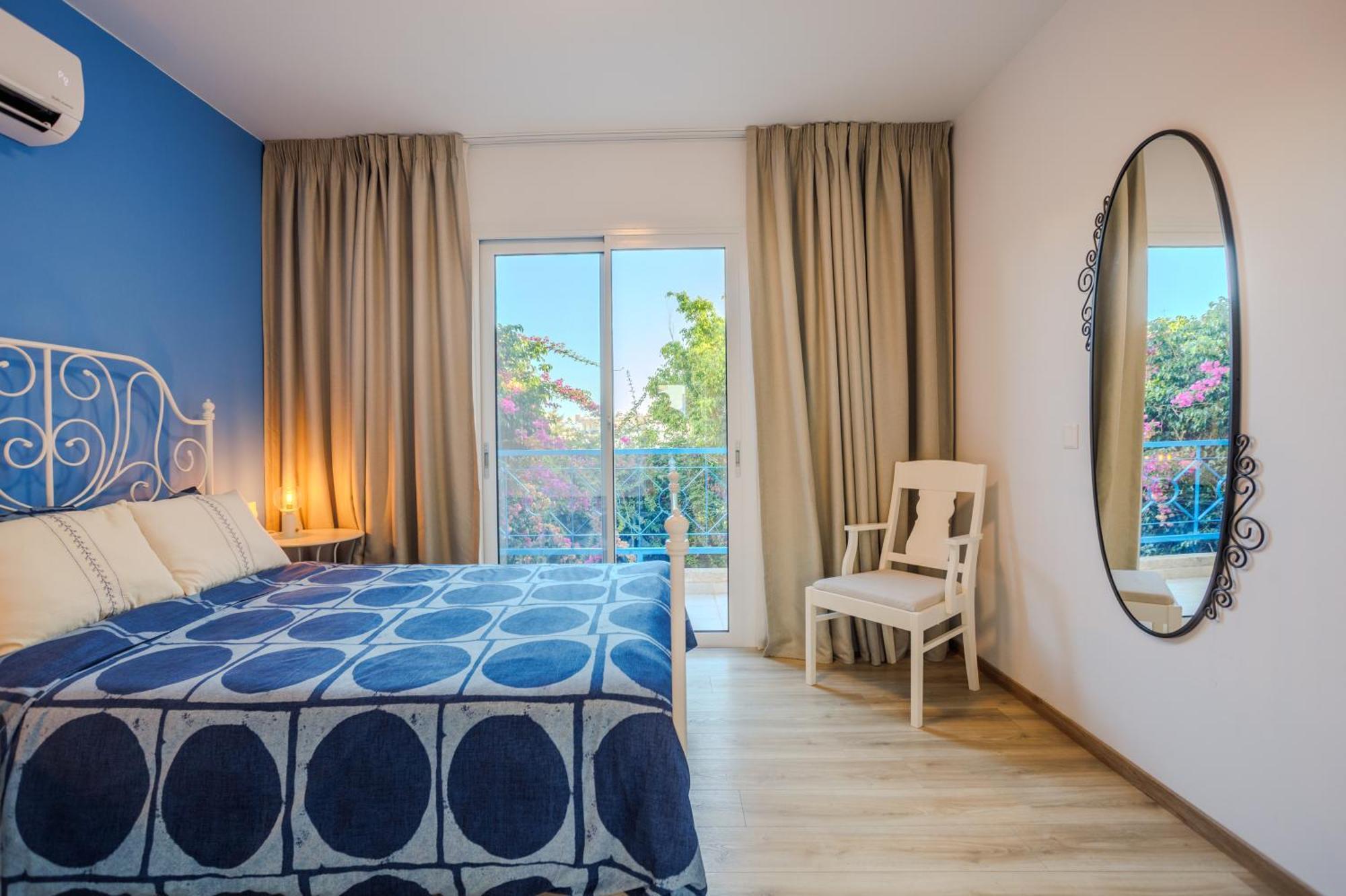 Hébergement de vacances Seaside Sun Kissed House With Pool In Tourist Area *