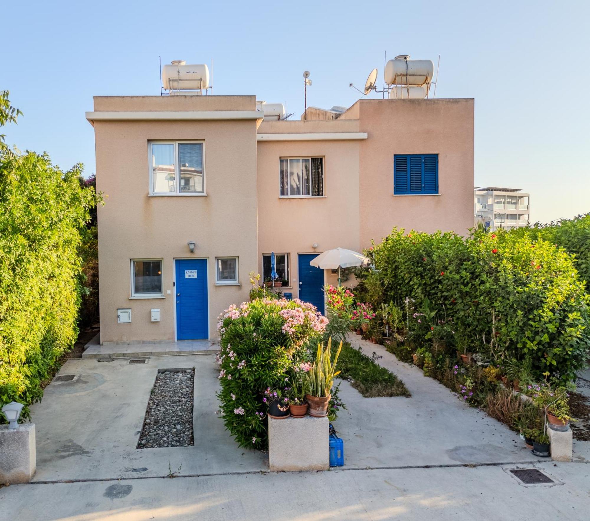 Seaside Sun Kissed House With Pool In Tourist Area
